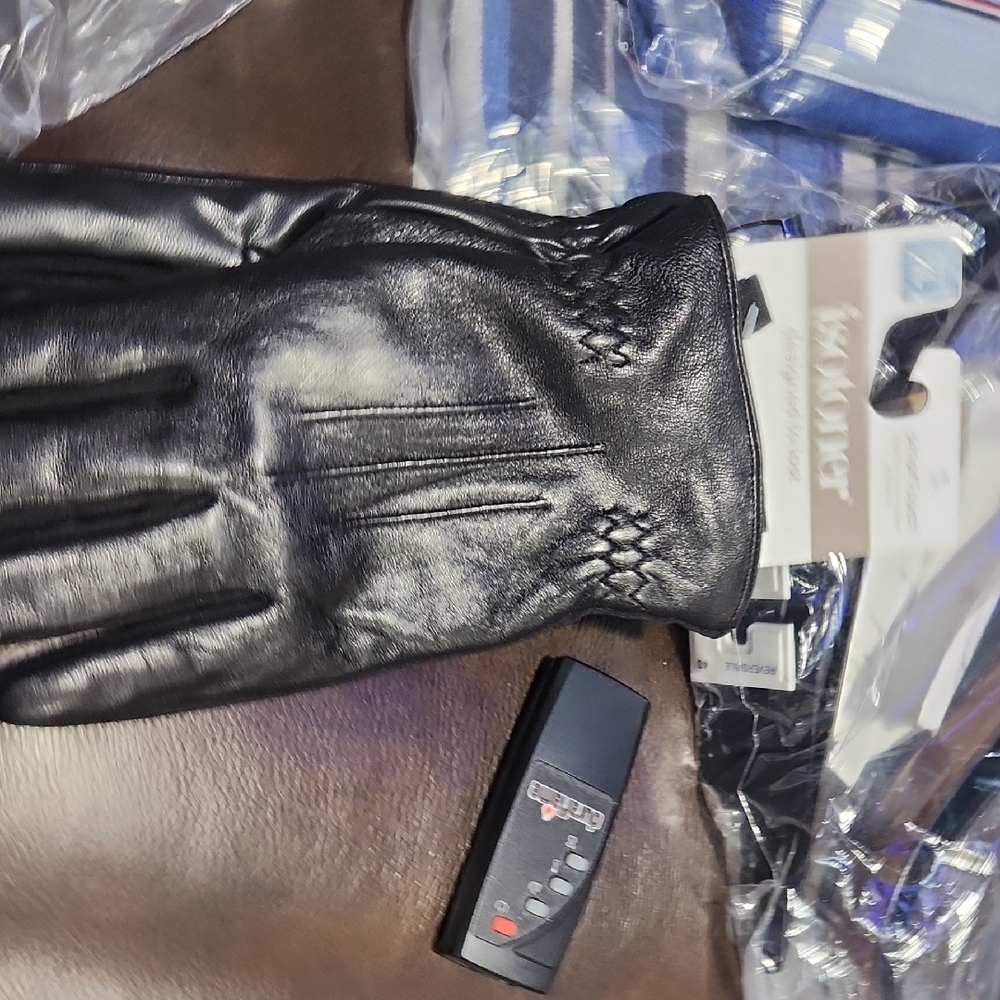 Isotoner Black Gloves Sleek Insulated Design